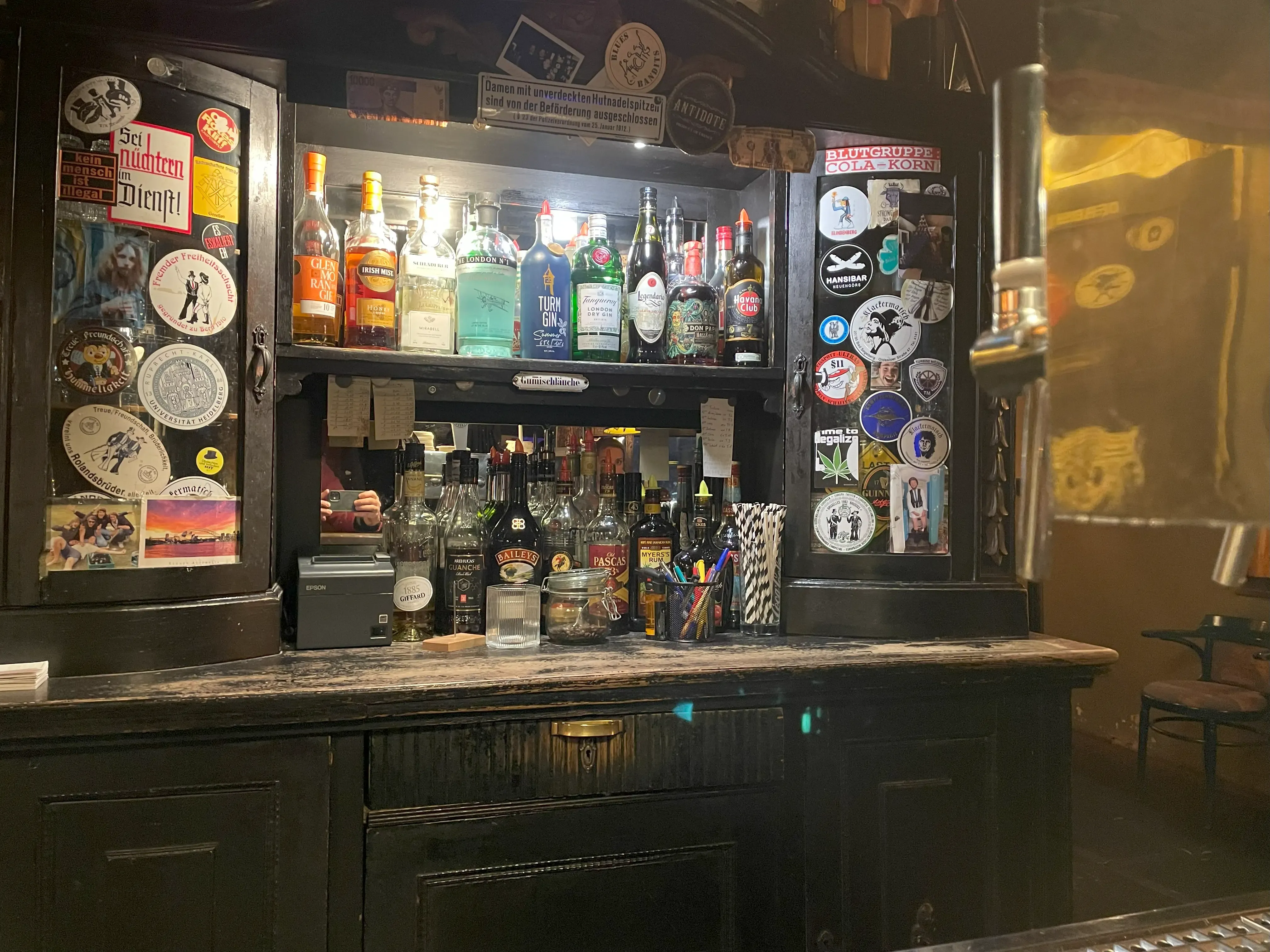 Urige Bar mit unzähligen Flaschen