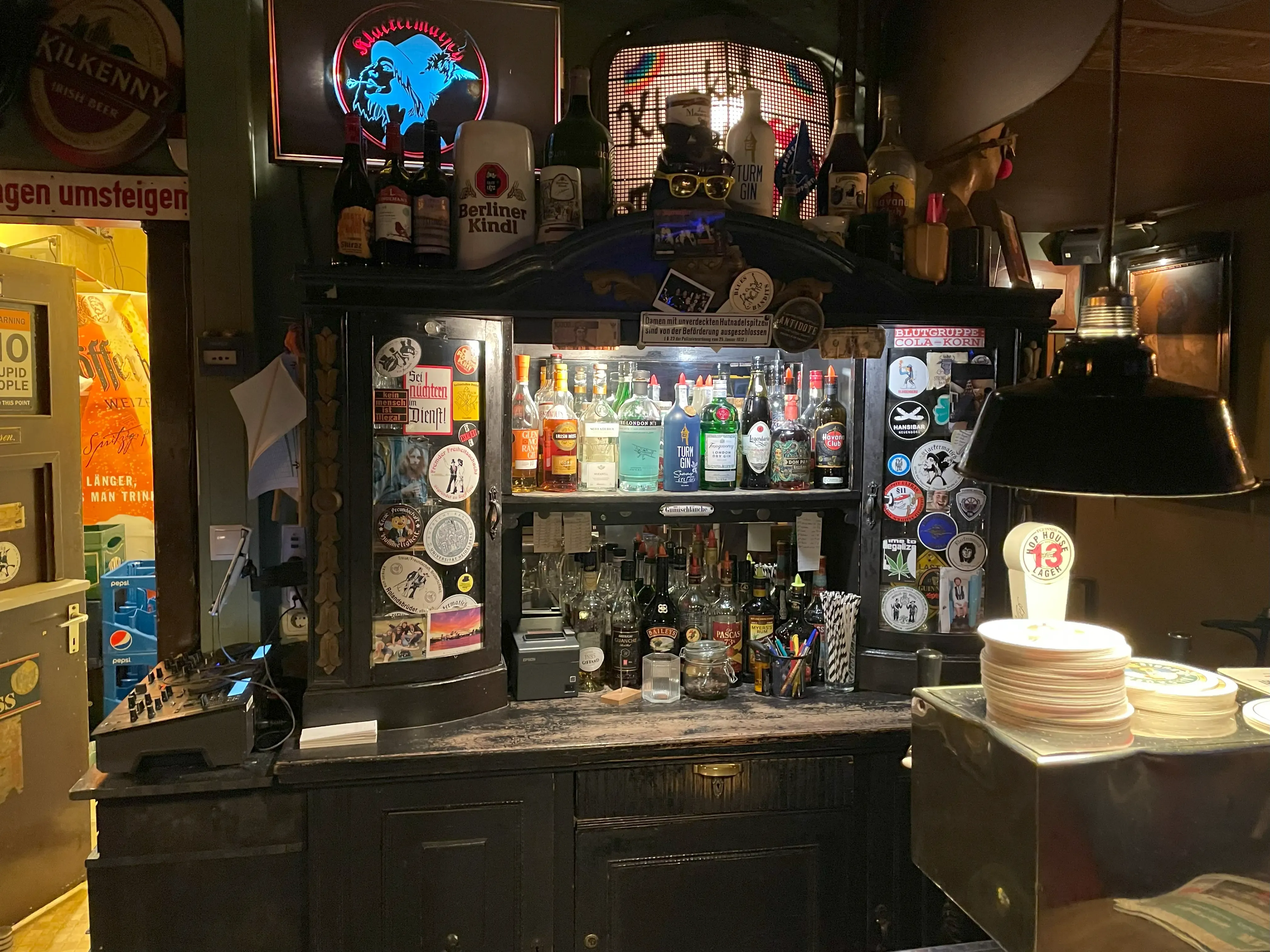 Gemütliche Bar bei Abendlicht
