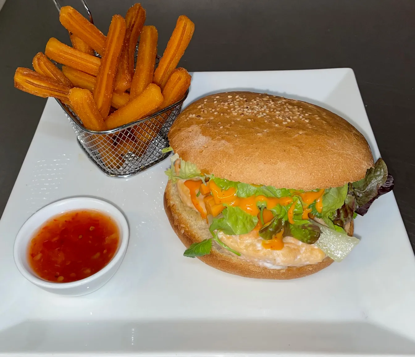 Chicken Burger mit Pommes und süßer Chilisoße